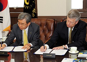 Chancellor Nordenberg (right) and Lee Yong-goo, president of Chung-Ang University, sign a memorandum of understanding in Seoul.