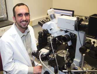 Pitt MD/PhD student Amir Faraji wants to find out whether it’s possible to send chemotherapy agents to attack lingering cancer cells in the brain that remain in the post-surgical margins after a tumor is removed. “I’m driven by clinical problems,” says Faraji, whose ultimate goal is to unite his passions for neurosurgery, oncology, and chemistry into what he recognizes will be a demanding career as a physician-scientist.
