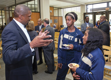 Roger Kingdom (CGS ’02), winner of two Olympic gold medals (1984 and 1988) in the 100 meter hurdles, talks with Ashley Corum, Big East champ in the triple jump (left), and Ashley Woodford, who holds Pitt’s school record in the 4x100 event.